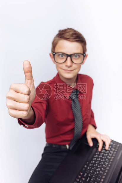 假扮成笔记本电脑展示课外表演白色背景眼镜红衬衫商业主题图片