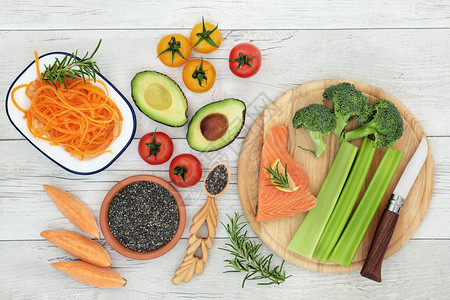 健康饮食以提高仿古木材背景下的脑力和记忆力富含矿物质蛋白质维生素抗氧化剂欧米茄3脂肪酸和花青素的超级图片