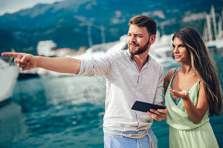 年轻夫妇在户外对享受暑假的海船使用图片