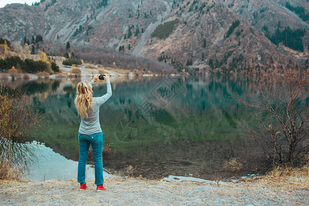 妇女在山湖做流动照图片