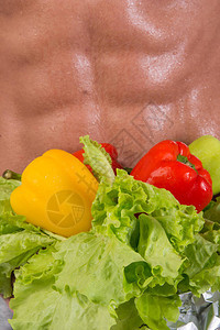 运动和饮食有肌肉的身体的有魅力的人健壮的家伙和蔬图片