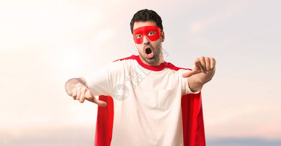 戴面罩和红色斗篷的超级英雄男子用手指着某人图片