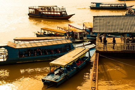 在柬埔寨的金边KromTonleSap漂浮村图片
