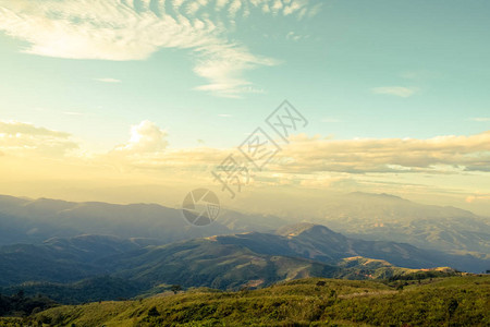 美丽的薄雾夏季山地景观古图片