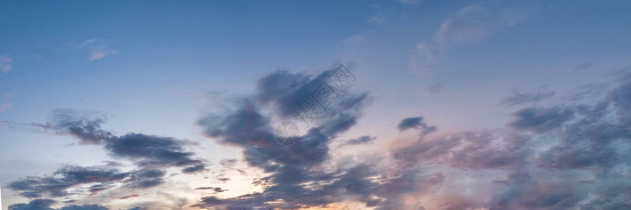 清晨有云彩的繁星天空背景图片