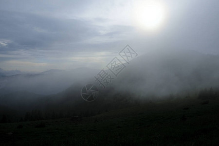 在早晨五颜六色的雾中可以看到轮廓的山脉山中的雾图片