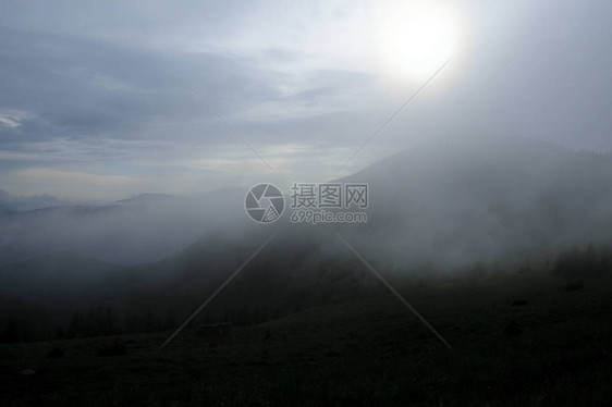 在早晨五颜六色的雾中可以看到轮廓的山脉山中的雾图片