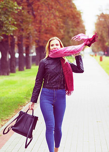 立秋寒冷的金发女孩正沿着商场走街头服饰风格黑色夹克图片