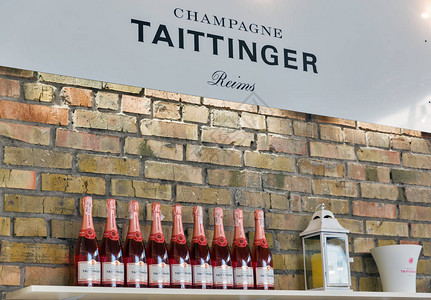基辅葡萄酒节的泰廷格香槟酒吧由GoodWine公司组织的大型葡萄酒和美食节图片
