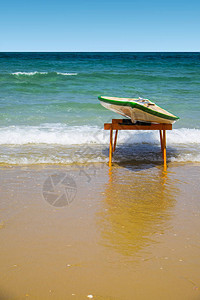 以色列地中海滩上的夏威夷冲浪板图片