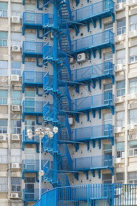 民居的门面与一排谐波窗户以色列大型建筑多室公寓图片