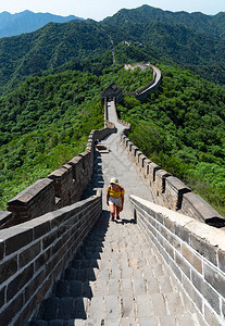 年轻少女在著名的长城旅行图片