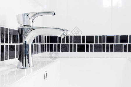 现代设计家用浴室水龙头在洗手间中的白图片