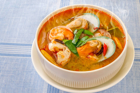Spicy海鲜汤或TomYumgoong图片