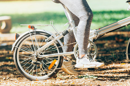 运动男子骑自行车在公园骑山地自行车夏季图片