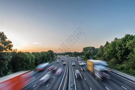 在英国的高速公路上日落后看到高速行图片