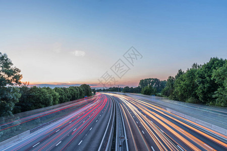在英国的高速公路上日落后看到高速行图片