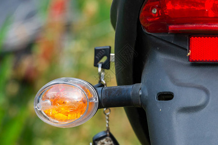背景模糊的现代摩托车转向信号灯图片