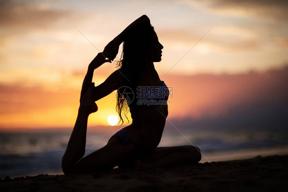 在热带海边练习瑜伽的白种女人图片