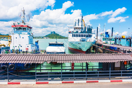 Ferry将乘客从东萨克码头苏拉特萨尼省运送到泰国Koh图片