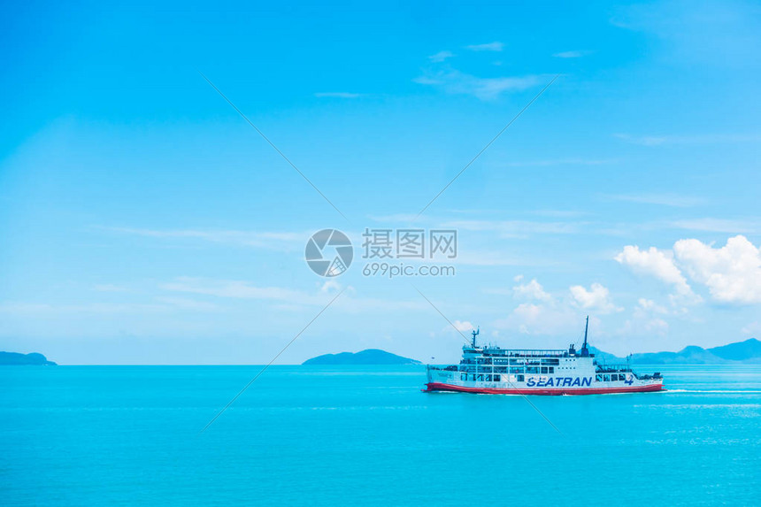 Ferry将乘客从东萨克码头苏拉特萨尼省运送到泰国Koh图片