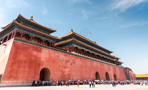 著名的紫禁宫殿城的梅里迪安门一群游客等着进入北京的宫图片