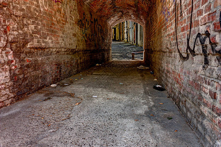 老城区肮脏的地下通道图片