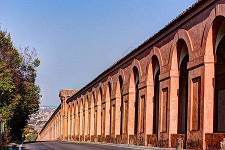 连接圣卢卡圣母殿和城市的门廊背景图片
