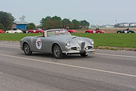 一辆老爷车阿尔法罗密欧1900CSSZagatospider1957在2012年GranPremioNuvolari拉力赛中运行图片