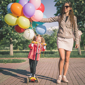 快乐的孩子和妈带着气球在户外散步花足够的时间陪伴孩子很重要母亲节快乐的妈和宝户外母亲节儿图片
