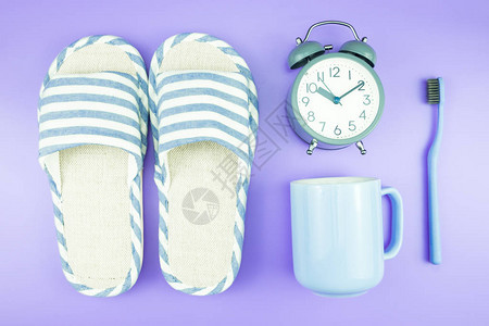 家用设备时钟平躺组合牙刷眼镜毛巾和拖鞋顶视图蓝色和图片