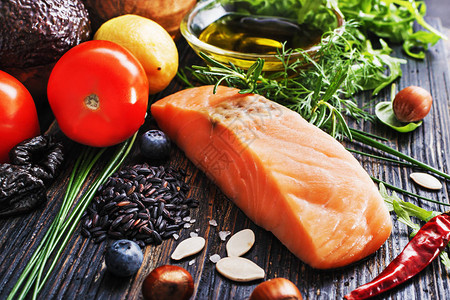 精选鱼类和有机蔬菜富含氨基酸的谷物黑色木质背景下健康季节烹饪的低聚物顶视图片