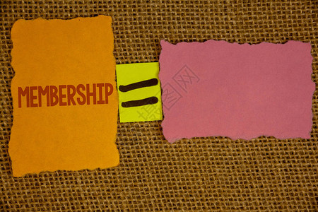文字书写文本会员资格成为团体或团队成员的商业概念加入组织在橙色黄粉红色纸上创建的想法图片