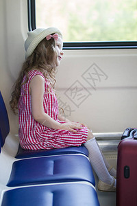 坐在火车窗边的椅子上关上门来着图片