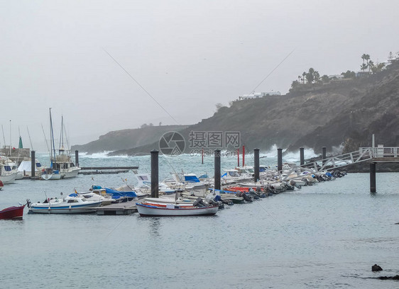 海浪冲上岸边和浮桥时图片