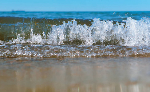 海水泡沫海浪岸边海上的兴图片