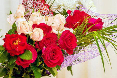 问候的红色和粉红色玫瑰花束玫瑰送给新娘的好礼物种背景图片