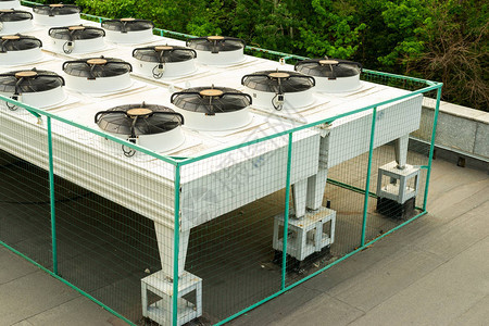 建筑物屋顶的室外工业空调系统图片