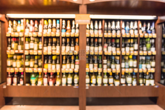 美国得克萨斯州休斯敦商店巨大的双层葡萄酒过道中的冷藏葡萄酒区图像模糊图片