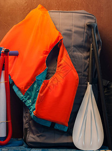 用于水活动的SUP装置SUP委员会以防情况橙色救生夹克图片