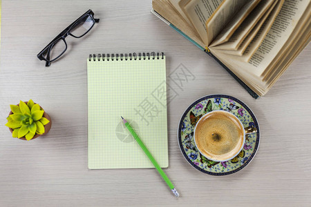 概念记录想法咖啡休息时间打开书眼镜书写记事本铅笔咖图片