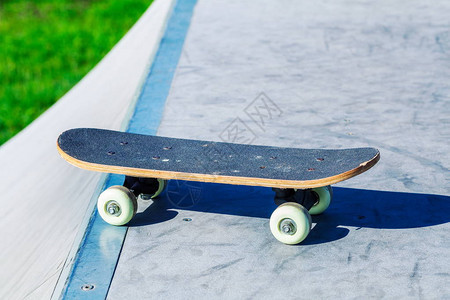 夏季坡道上的滑板图片