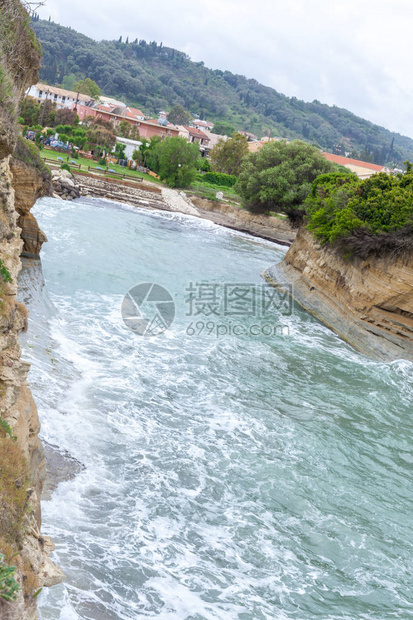 山边流淌的河流水顺流而下在河床附近建造的农村地区的风景农村生图片