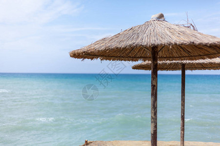 悬崖上的传统伞俯瞰大海的木屋强浪逼近海岸线海滩爱好者的热图片