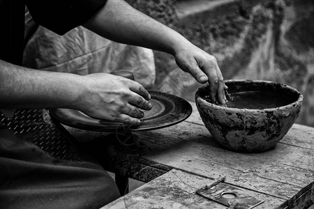 人手的工作和塑造粘土陶器中的陶器工图片