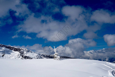 冬天的雪山风景太阳图片