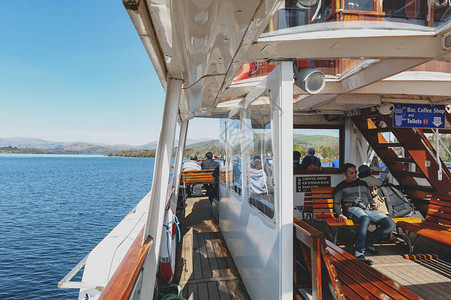 游客在温德米尔湖享受从温德米尔鲍内斯到安布图片