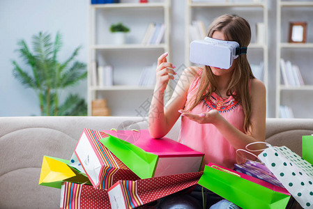 年轻女用虚拟现实眼镜购图片