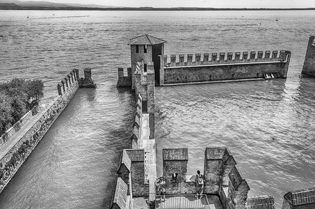 意大利西尔米奥内的Scaliger城堡Scaliger城堡被水包围图片