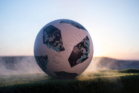 创意概念官方俄罗斯2018年世界杯足球在绿草上的阿迪达斯Telstar18阳光明媚的背景图片